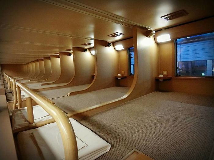 Os comboios noturnos japoneses onde pode viajar com todo o luxo ou a dormir no chão