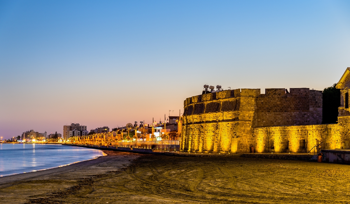 As praias, os monumentos e a boa gastronomia de Lárnaca, uma das cidades mais antigas da Europa